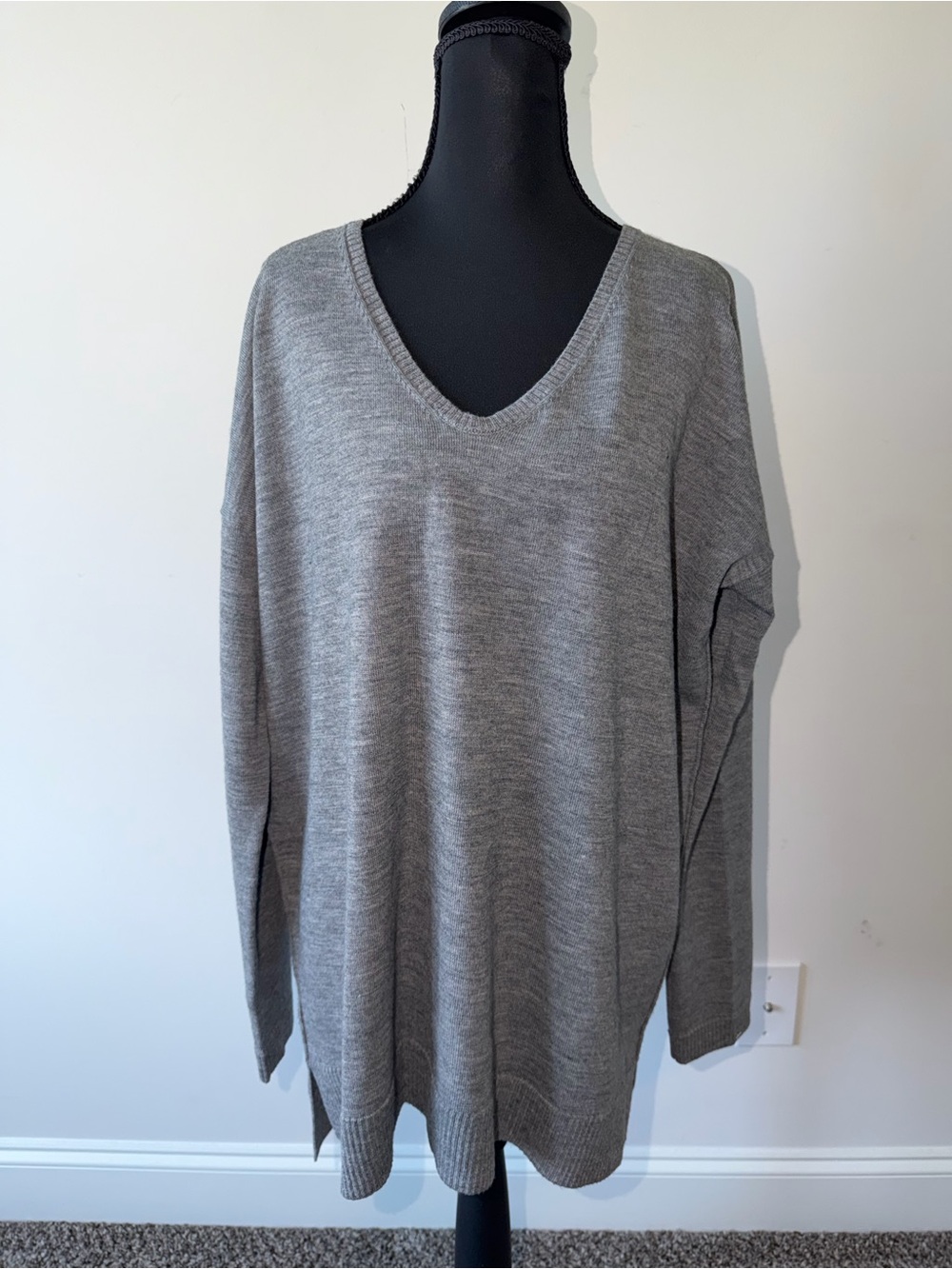 Ann Taylor V-Neck Lightweight Gray Sweater 100% Extrafine Merino Wool